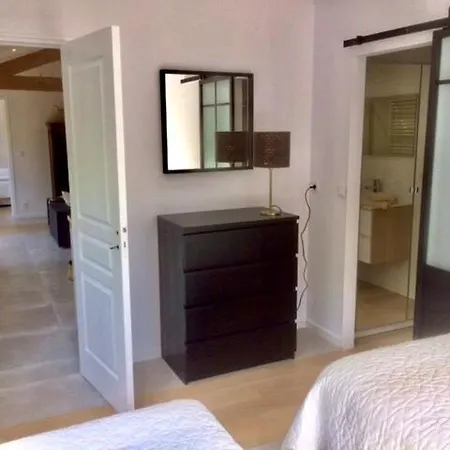 Sous Le Cerisier Apartment *