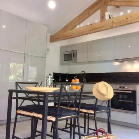 Sous Le Cerisier Apartment